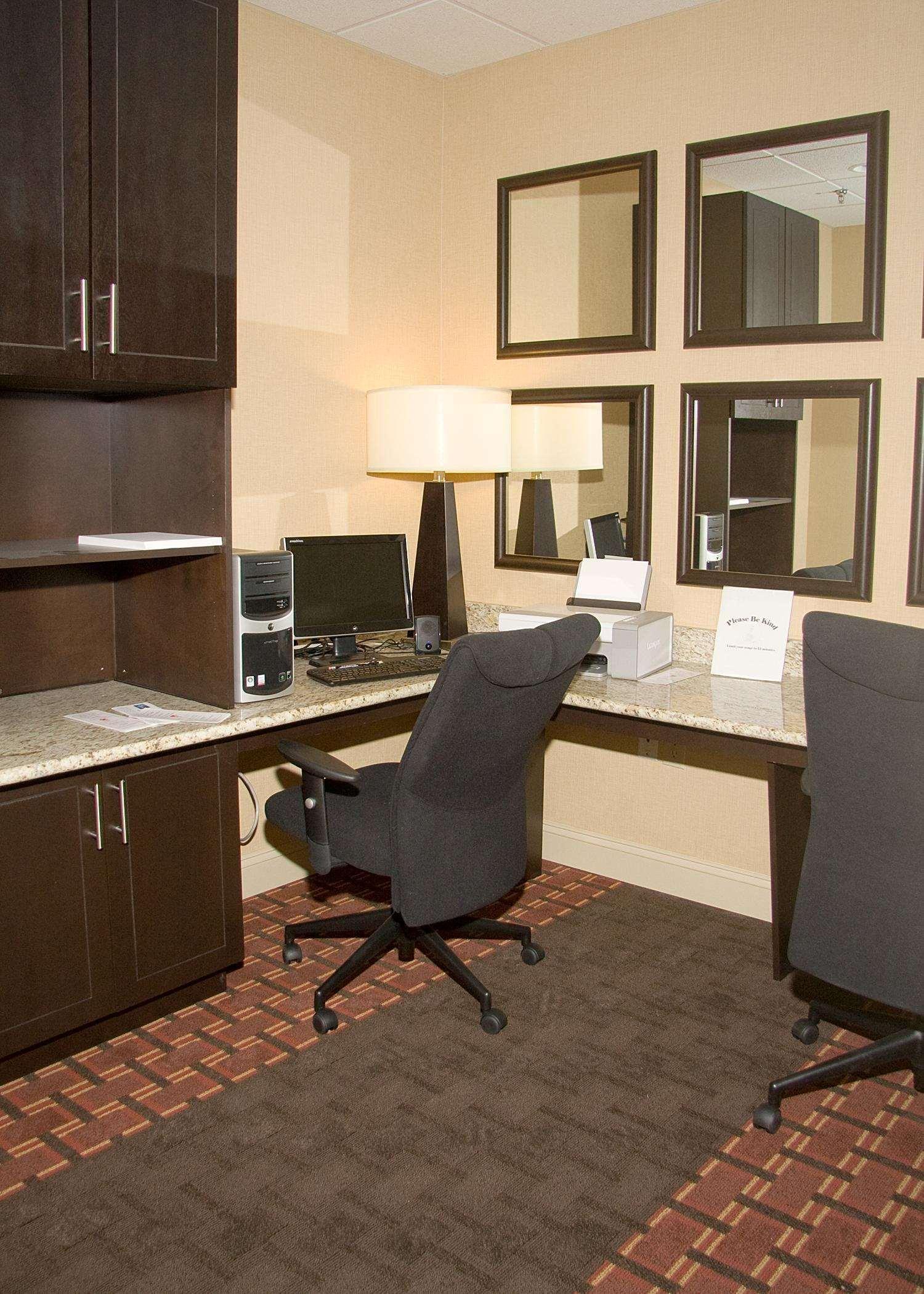 Hampton Inn Corydon Бизнес фото